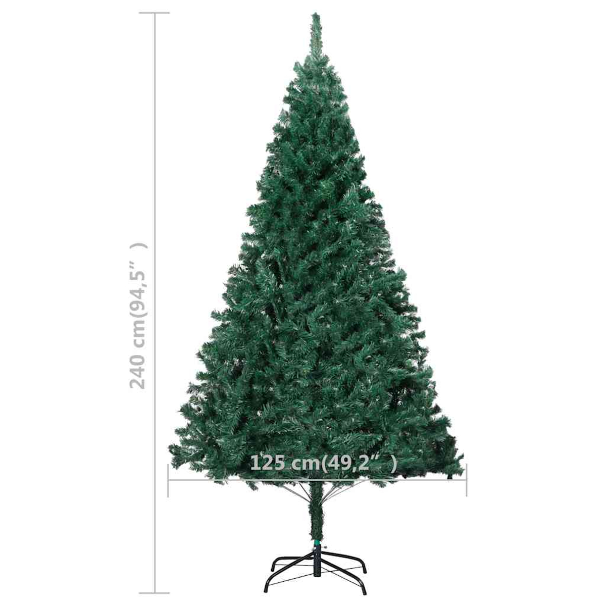 Ein grüner künstlicher Weihnachtsbaum steht auf einem schwarzen Metallsockel. Die Maße sind 240 cm hoch und 125 cm breit.