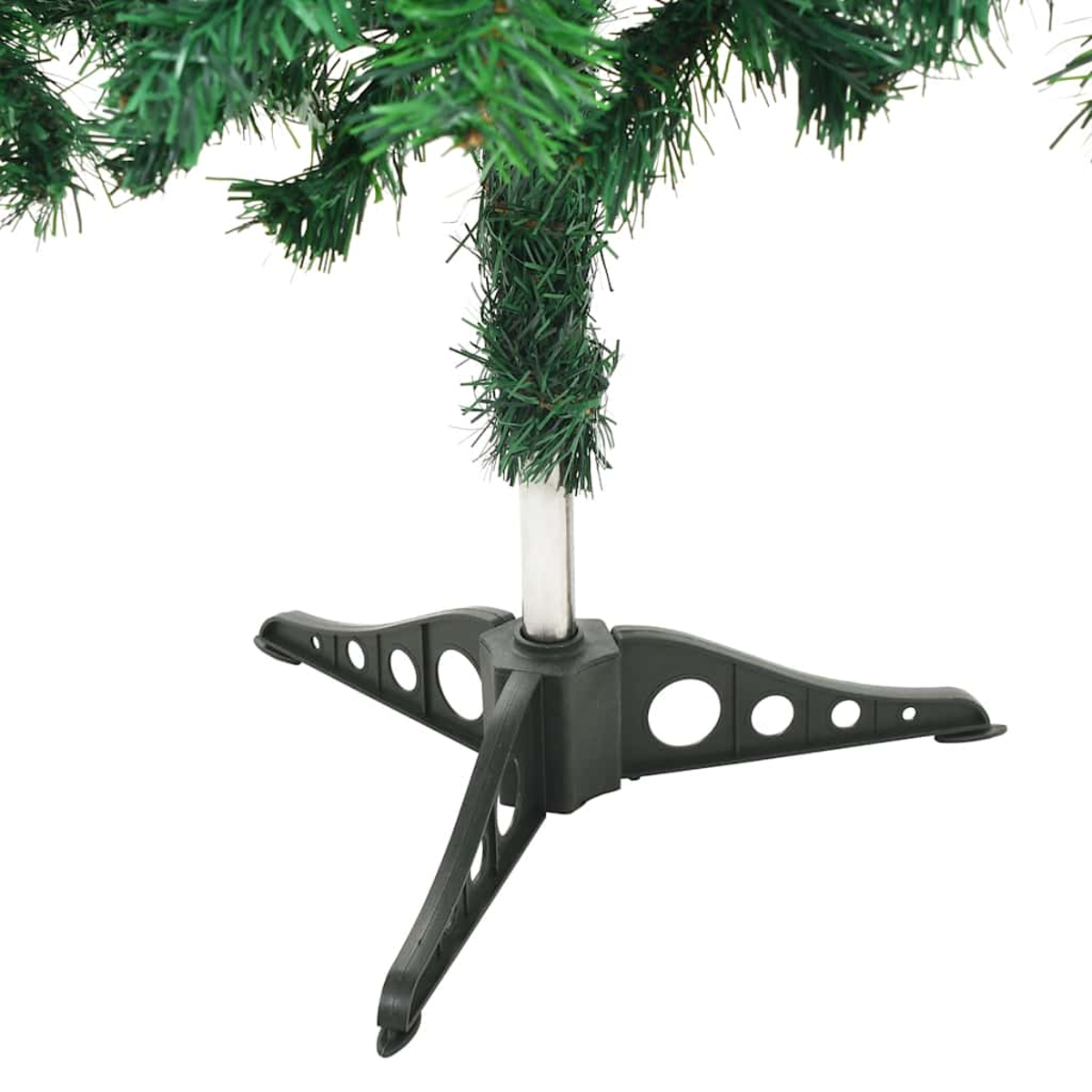 Ein grüner künstlicher Weihnachtsbaum. Der Sockel ist aus schwarzem Kunststoff, mit einer silbernen Stange. Die Äste des Baumes sind grün, vor weißem Hintergrund.