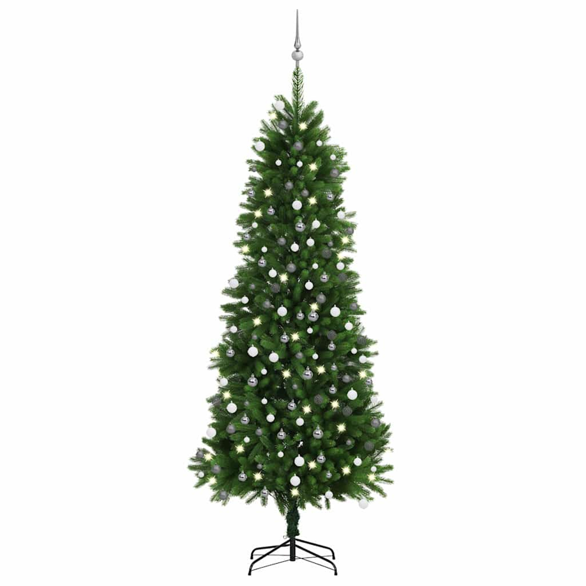 Ein hoher, dekorierter Weihnachtsbaum vor weißem Hintergrund. Er hat Ornamente, Lichter und eine Sternspitze.