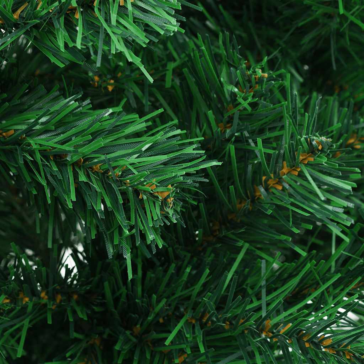 Nahaufnahme von grünen künstlichen Weihnachtsbaumzweigen. Die Nadeln sind detailliert, mit ein paar kleinen, braunen Akzenten.