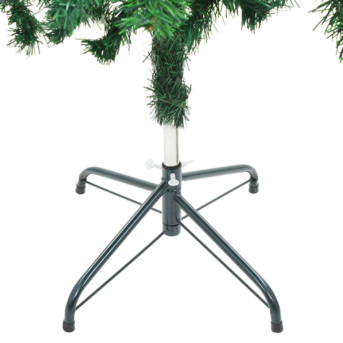 Ein grüner Weihnachtsbaumfuß mit Metallständer und grünen Ästen. Der Hintergrund ist weiß.