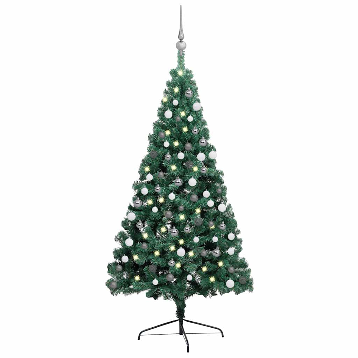 Ein geschmückter Weihnachtsbaum mit weißen und grauen Ornamenten und Lichtern, gekrönt von einer silbernen Spitze, vor weißem Hintergrund.