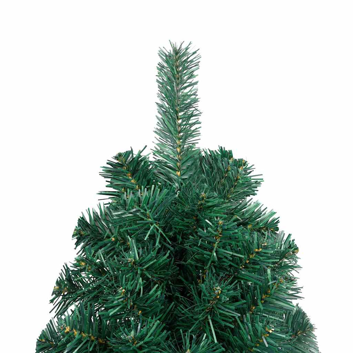 Nahaufnahme eines grünen künstlichen Weihnachtsbaums. Die Nadeln sind dicht und in gutem Zustand. Der Hintergrund ist weiß.