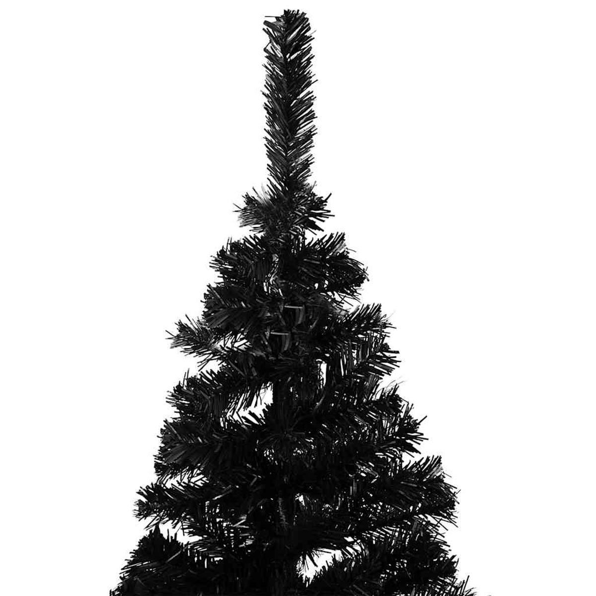 Ein schwarzer künstlicher Weihnachtsbaum vor weißem Hintergrund. Die Äste des Baumes sind dunkel und dicht, mit einer spitzen Spitze.