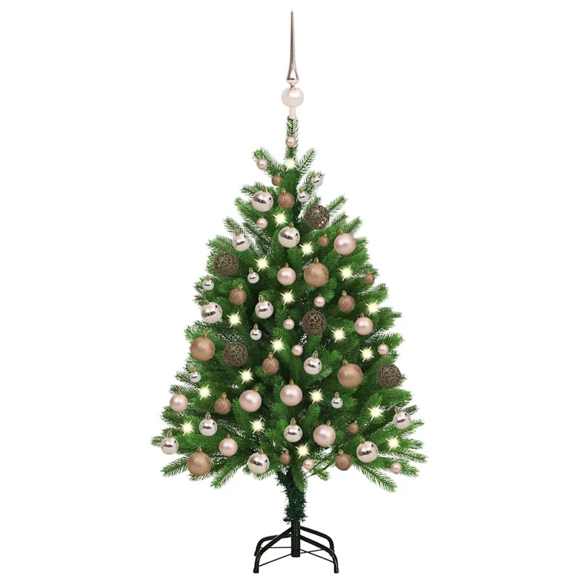 Ein geschmückter Weihnachtsbaum mit Ornamenten und Lichtern auf weißem Hintergrund. Er hat einen Stern an der Spitze und einen schwarzen Ständer.