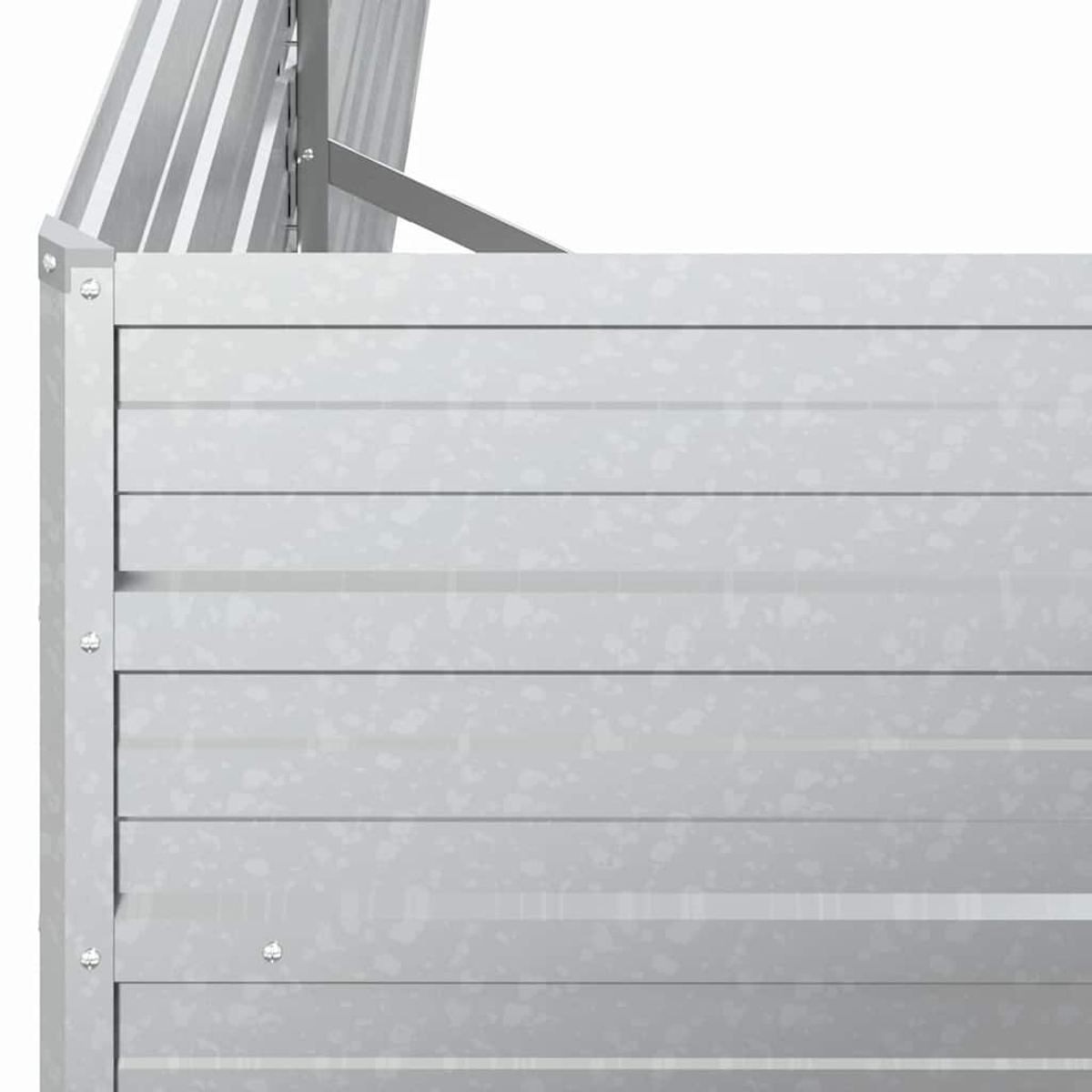 Nahaufnahme einer metallischen, grauen Zaunstruktur mit horizontalen Lamellen. Befestigungselemente und ein teilweises abgewinkeltes Dach sind sichtbar.