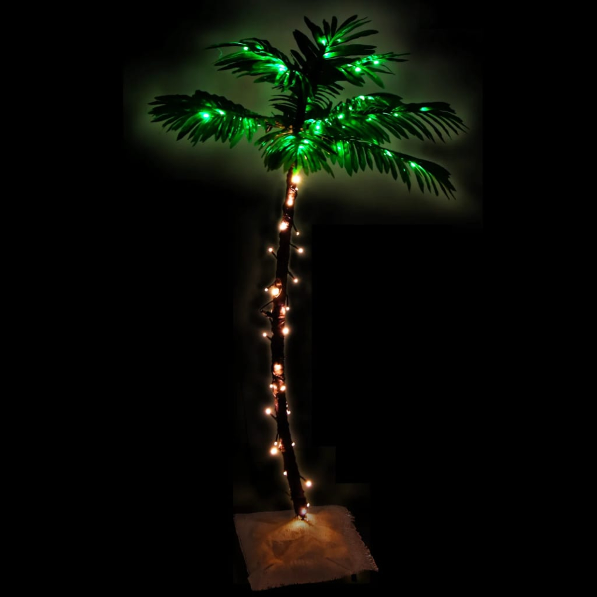 Eine dekorative Palme mit grünen LED-Lichtern auf den Blättern und kleinen weißen Lichtern auf dem Stamm vor schwarzem Hintergrund.