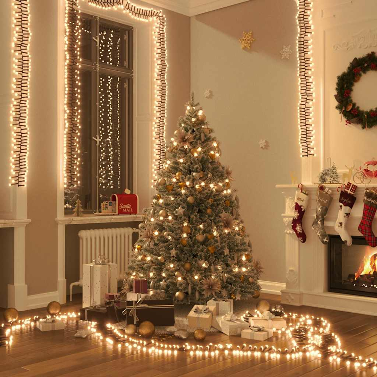 Eine weihnachtlich dekorierte Szene. Ein Baum mit Lichtern, Geschenken und einem Kamin mit Strümpfen. Lichter umgeben den Raum.