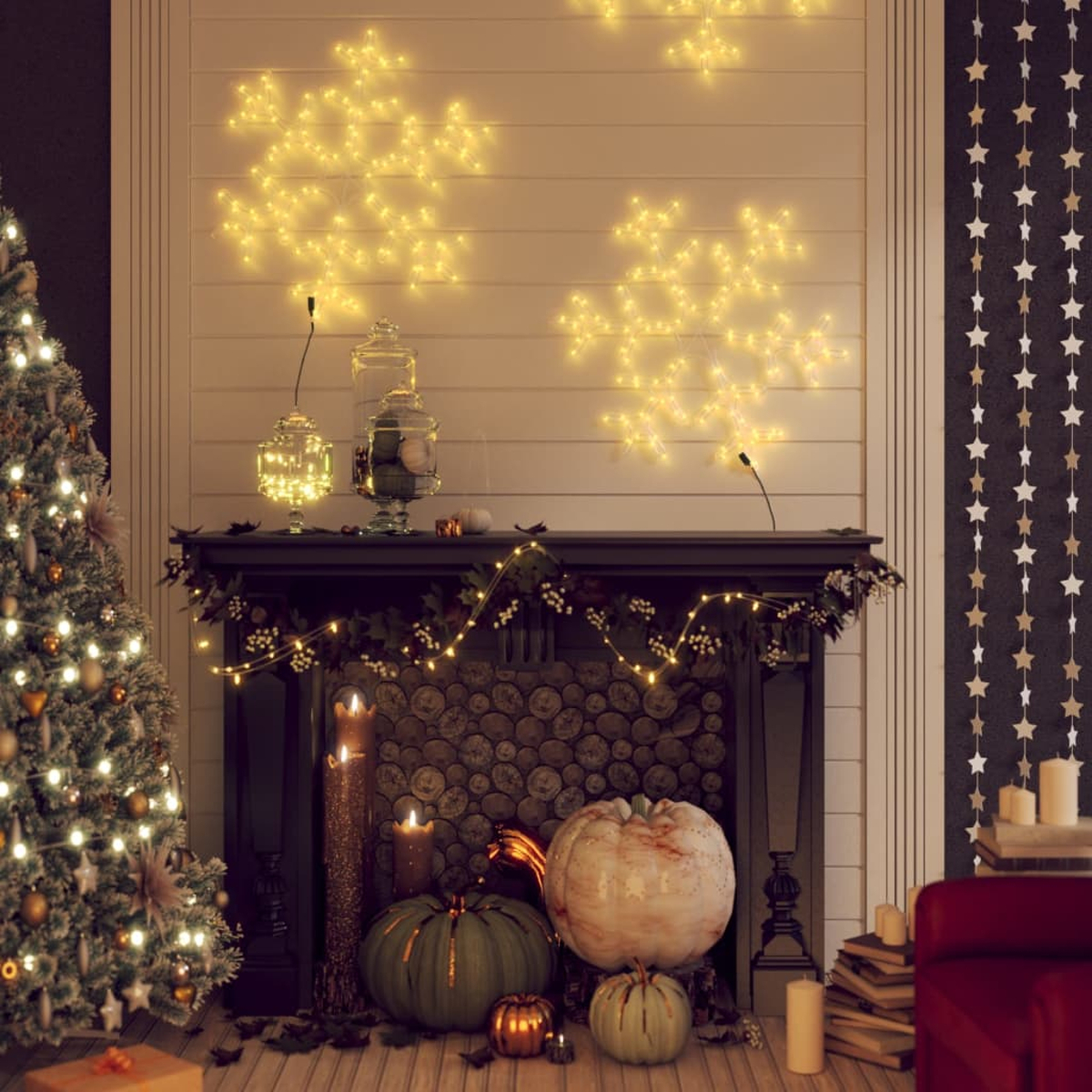 Ein dekorierter Kamin mit Kürbissen, Kerzen und einem Weihnachtsbaum. Schneeflockenlichter schmücken die Wand.