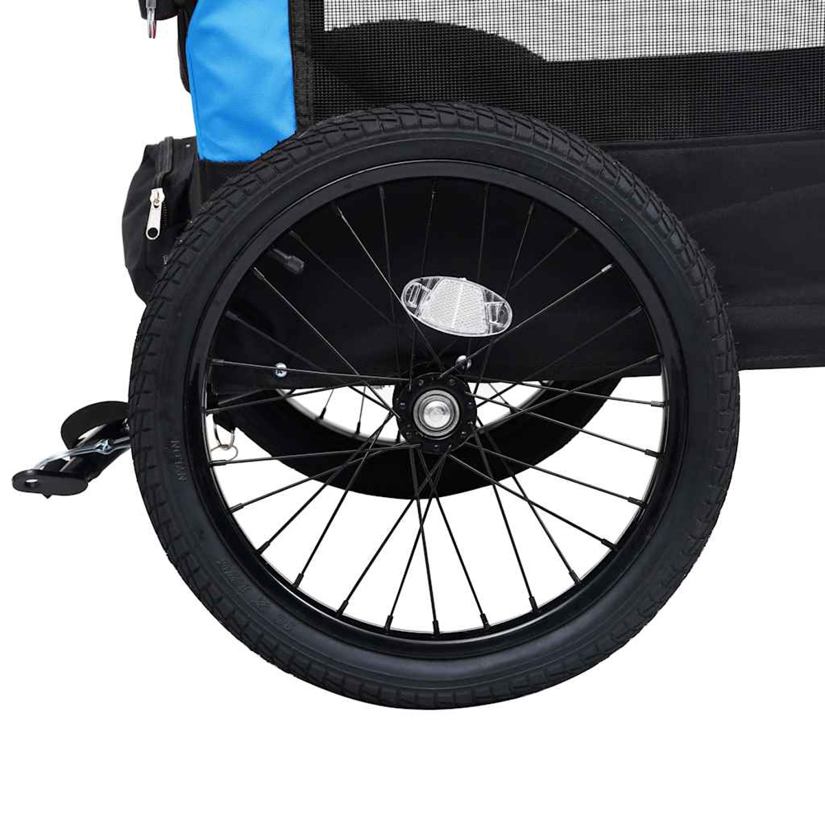 Nahaufnahme eines schwarzen Fahrradanhängerrads. Es hat schwarze Speichen, einen schwarzen Reifen, einen Reflektor und blaue und schwarze Stoffe.