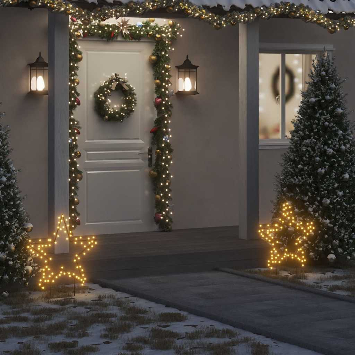 Eine festliche Veranda mit dekorierter Tür, beleuchteten Stern-Dekorationen und Weihnachtsbäumen, alles mit Lichtern geschmückt, im Winter.