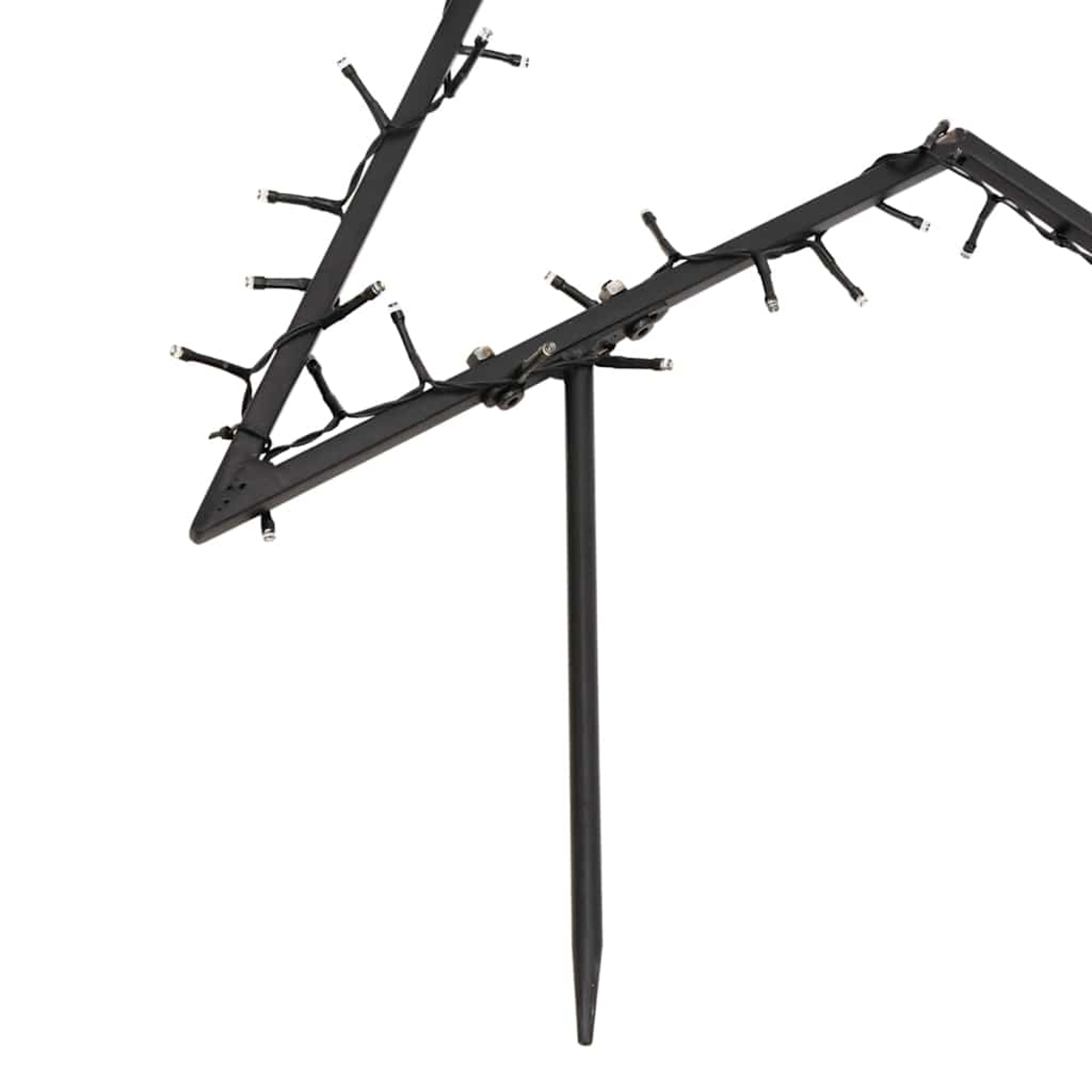 Ein schwarzer Metallpfahl mit einem dreieckigen Rahmen, der kleine Lichter hält. Die Lichter sind an einem schwarzen Draht. Der Hintergrund ist weiß.