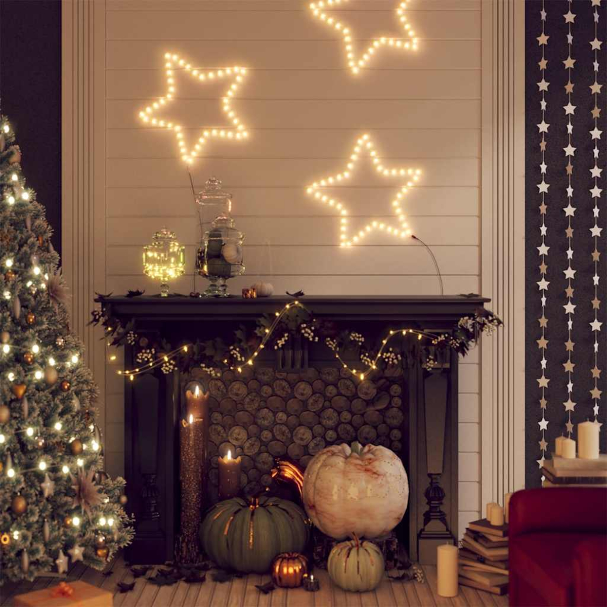 Eine festliche Szene mit einem geschmückten Weihnachtsbaum, Sternlichtern, Kürbissen und Kerzen in der Nähe eines Kamins. Der Raum ist warm beleuchtet.