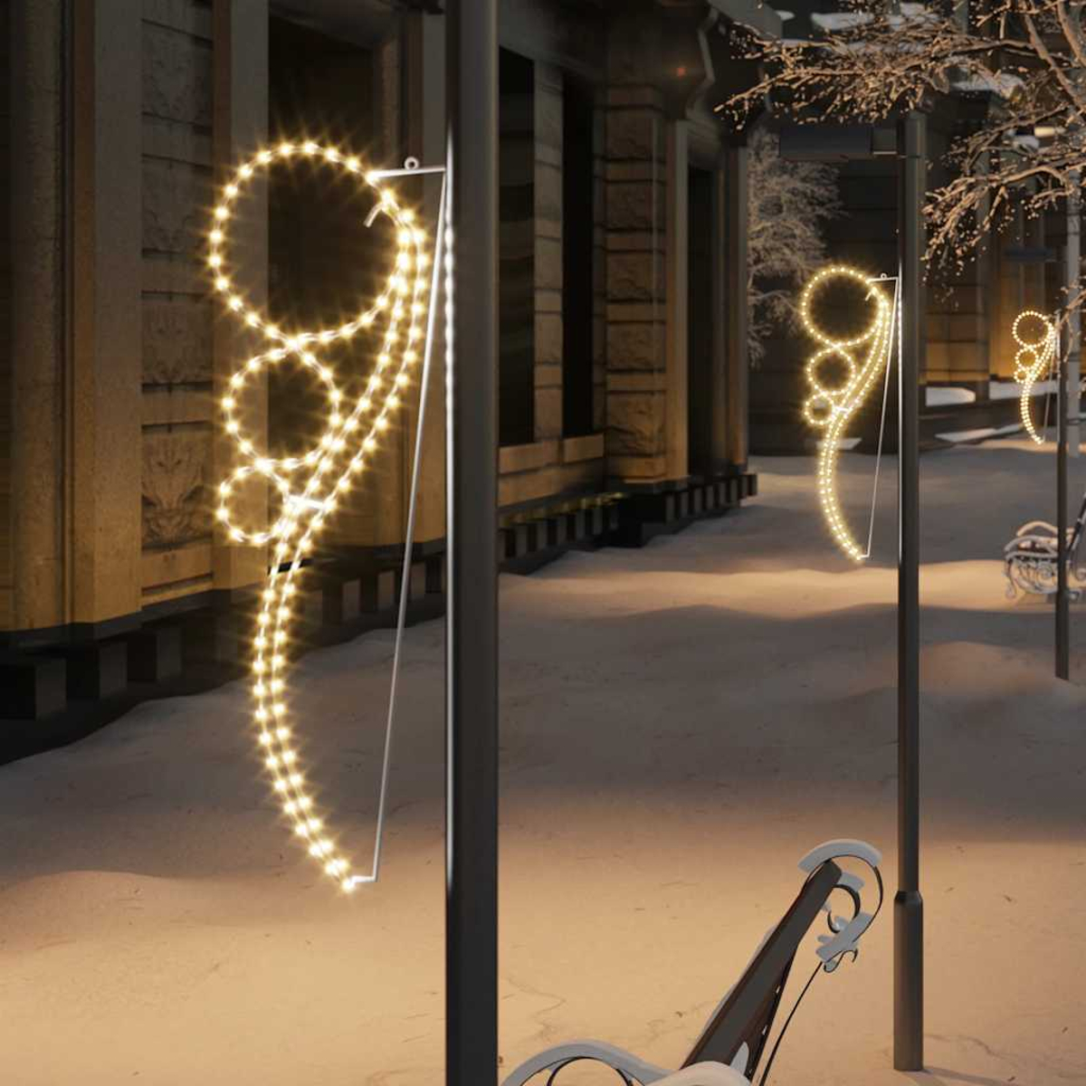 Nachtszenen. Straßenlaternen mit dekorativen Lichtern. Schneebedeckter Boden mit Bänken. Gebäude im Hintergrund. Festliche Atmosphäre.