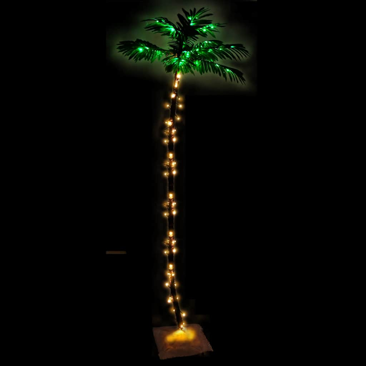 Eine dekorative Palme mit grünen Blättern und einem mit gelben Lichtern umwickelten Stamm steht vor schwarzem Hintergrund.