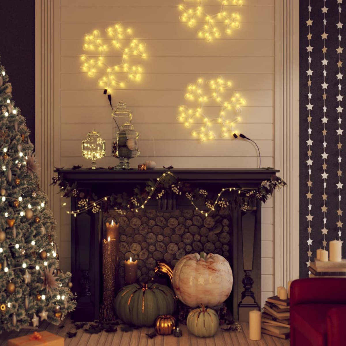 Ein Kamin ist mit Kürbissen, Kerzen und Lichterketten geschmückt. Links steht ein Weihnachtsbaum, rechts hängen Sternengirlanden.