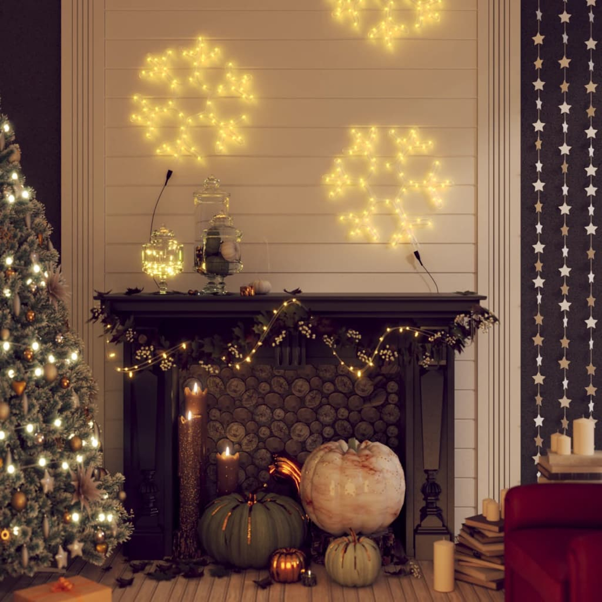 Eine weihnachtlich dekorierte Szene mit Baum, Kamin, Kürbissen und Sternlichtern. Kerzen und ein roter Sessel sorgen für Wärme.