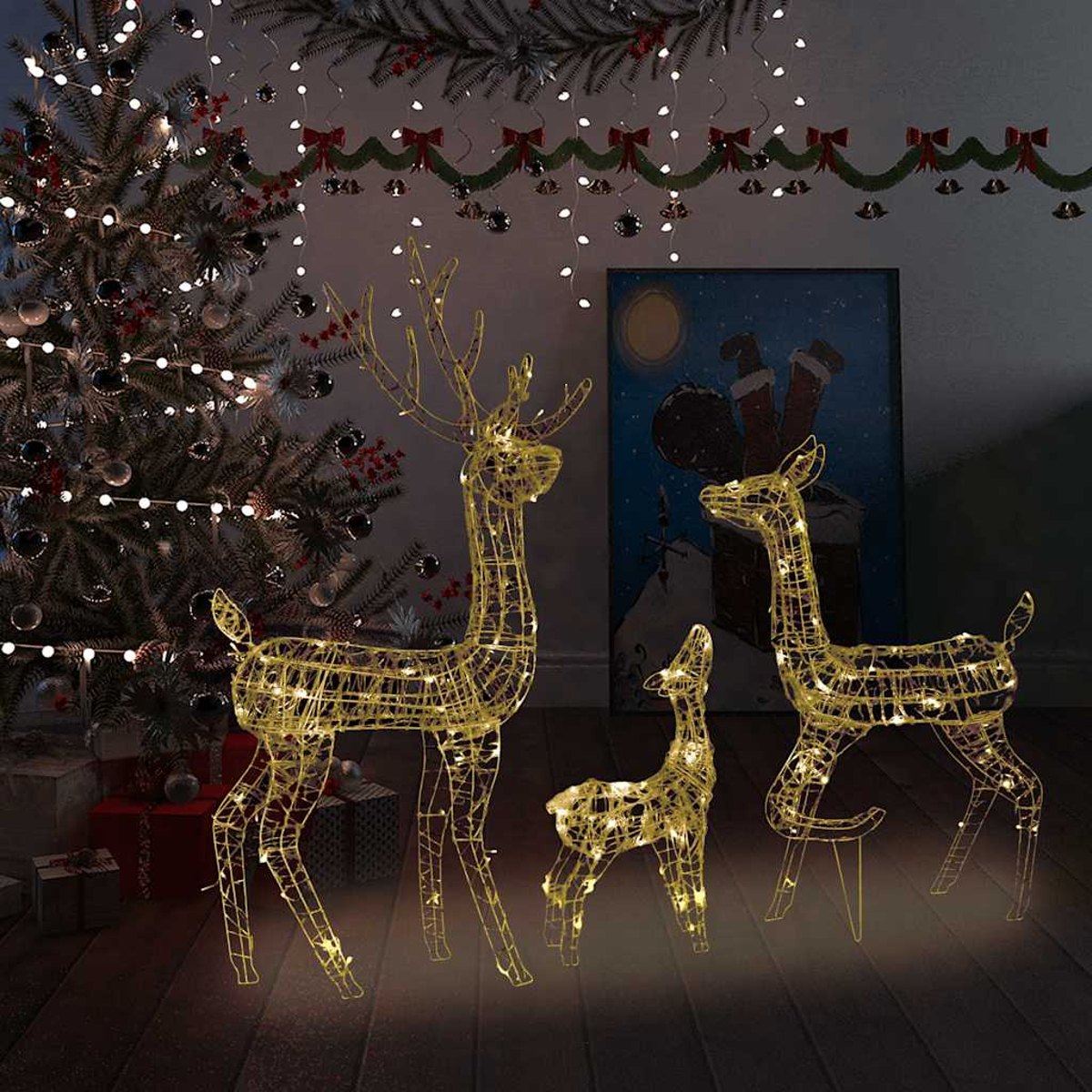 Drei beleuchtete Rentierdekorationen. Im Hintergrund ein Weihnachtsbaum und ein Gemälde. Lichterketten hängen.