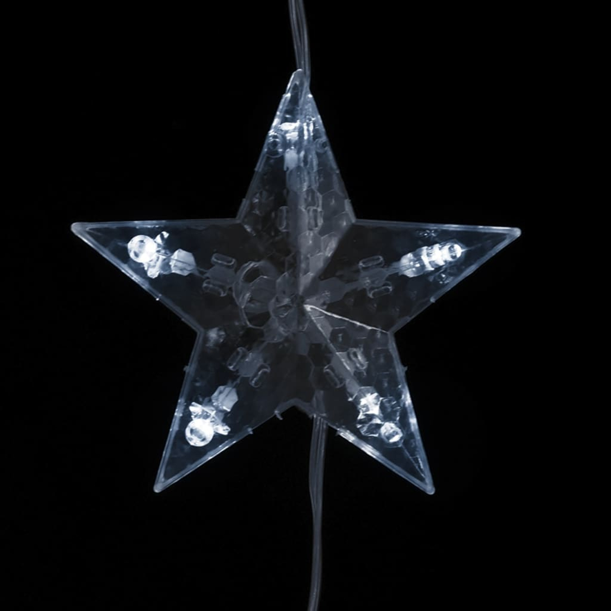Ein klarer, beleuchteter Stern mit Innenlichtern hängt vor einem schwarzen Hintergrund. Der Stern ist fünfzackig und hat eine Schnur.