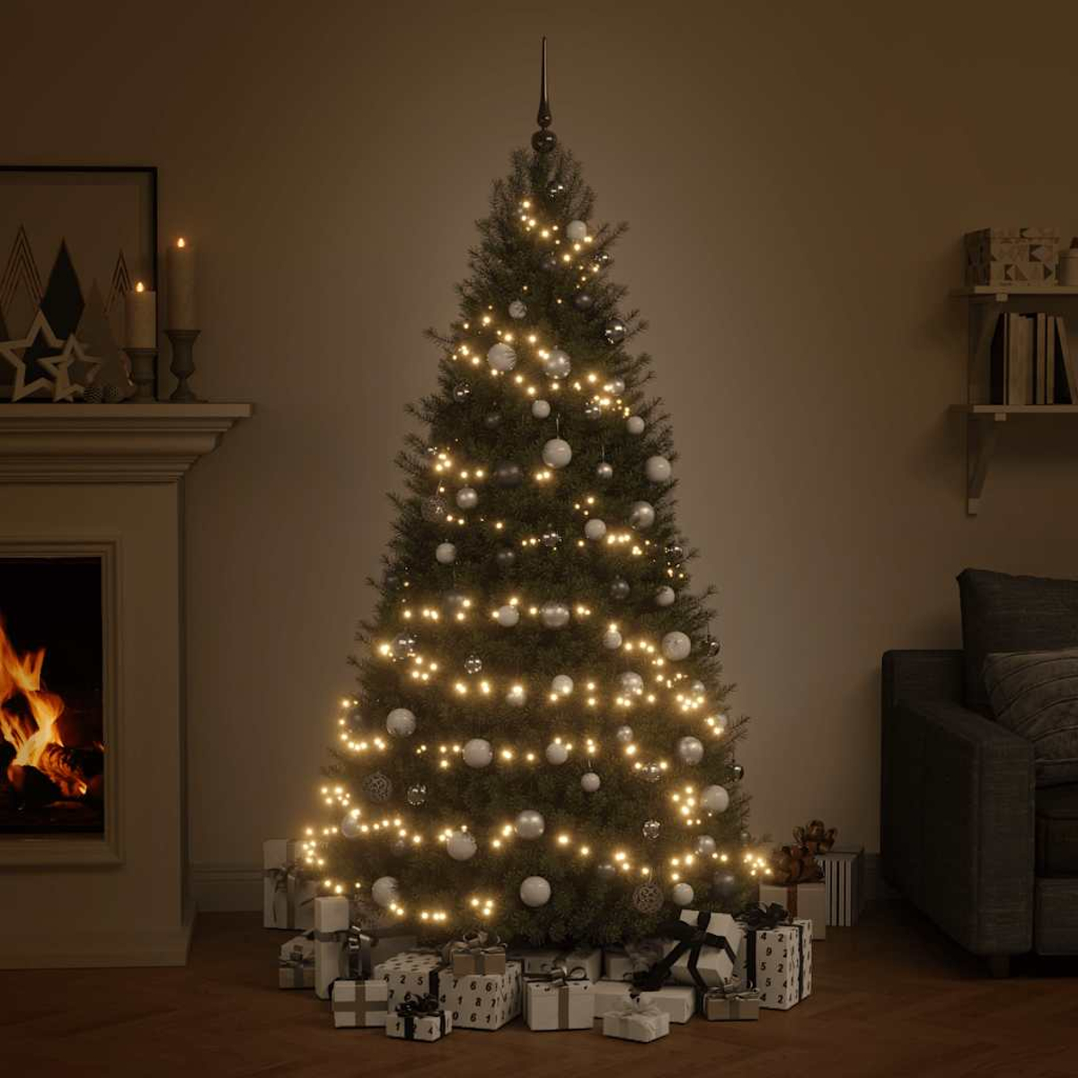 Ein geschmückter Weihnachtsbaum mit Lichtern und Ornamenten, umgeben von Geschenken. Ein Kamin mit Feuer befindet sich links.