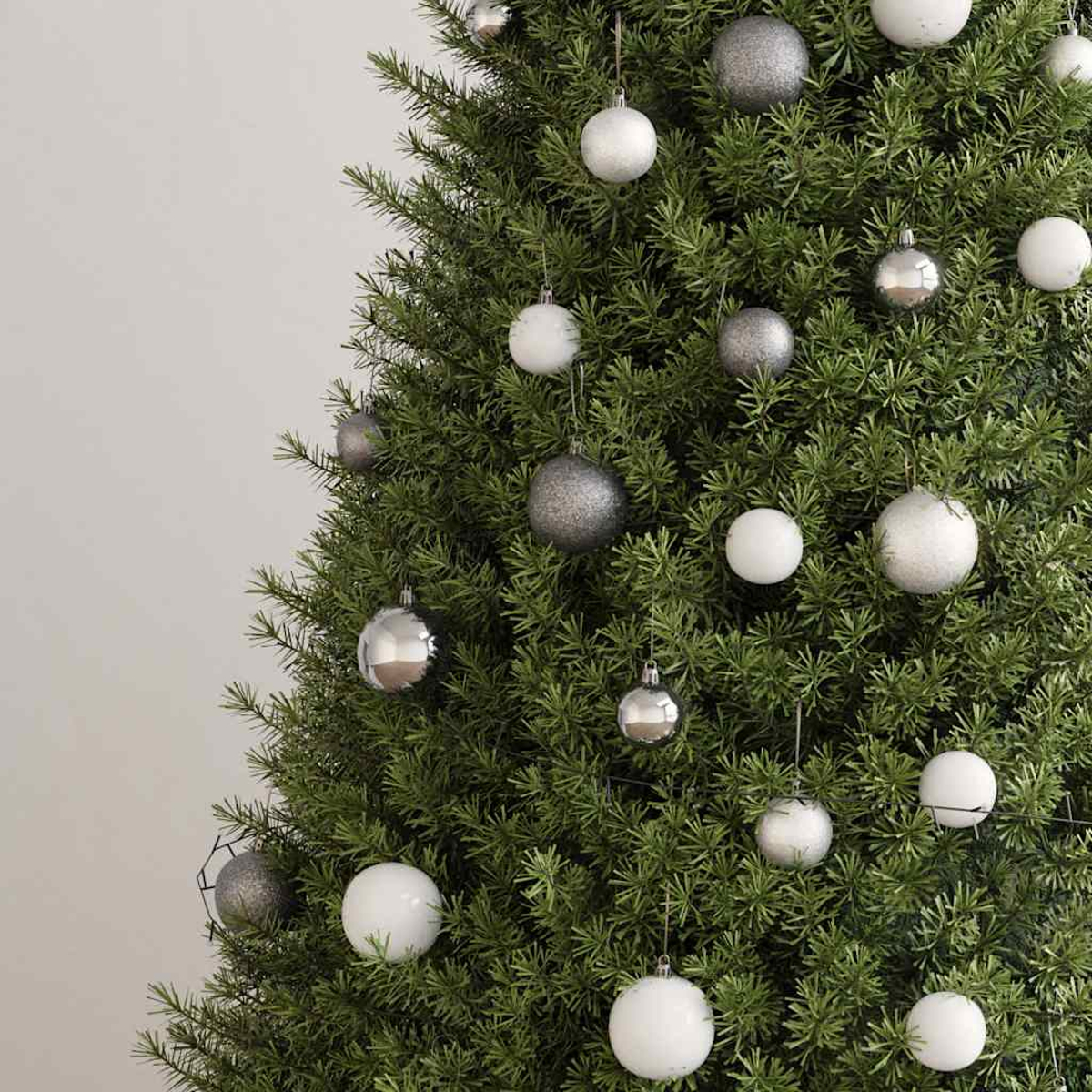 Ein geschmückter Weihnachtsbaum. Er hat grüne Nadeln und ist mit weißen und silbernen Ornamenten geschmückt.