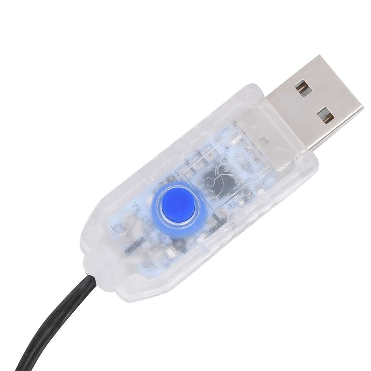 Ein USB-Anschluss mit einer transparenten, rechteckigen Komponente mit einem blauen Knopf. Ein schwarzes Kabel erstreckt sich von der Komponente.