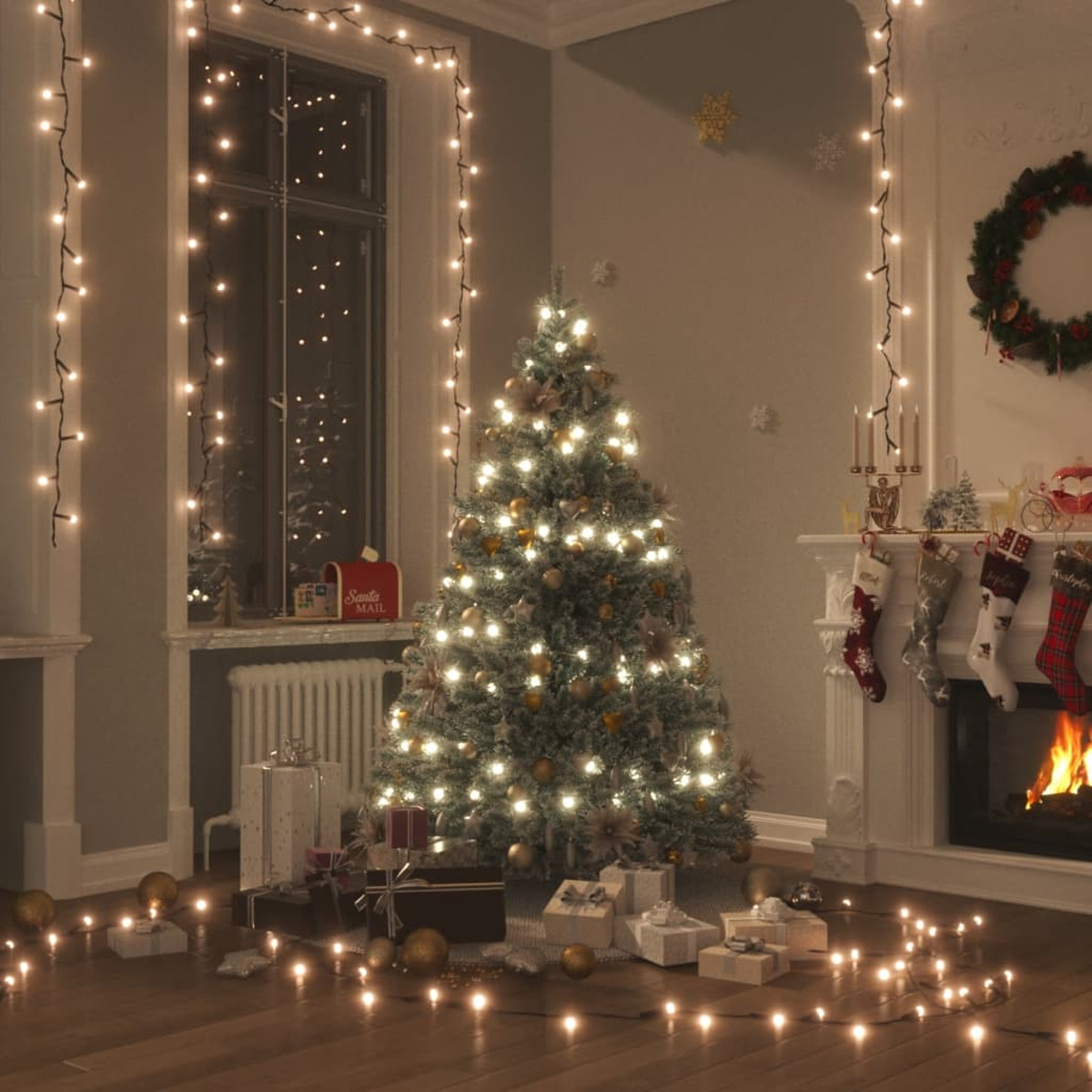 Ein geschmückter Weihnachtsbaum mit Lichtern und Ornamenten steht in einem Raum. Ein Kamin mit Strümpfen und Girlanden ist sichtbar.