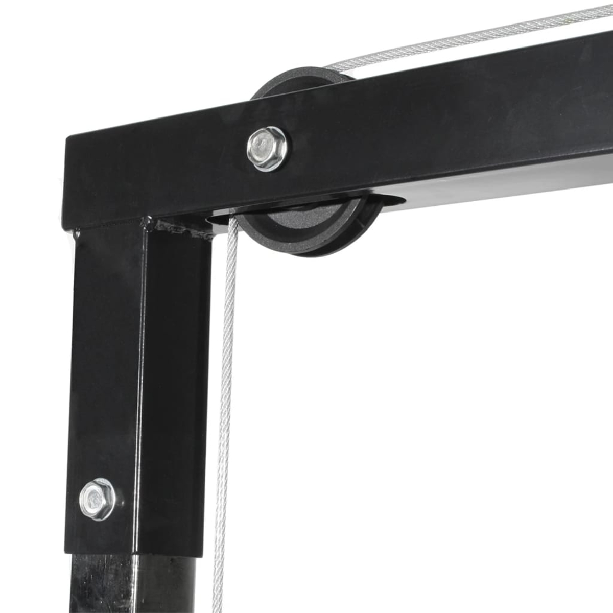 Czarna metalowa rama sprzętu do ćwiczeń z bloczkiem i kablem. Srebrne śruby mocują konstrukcję. Białe tło.