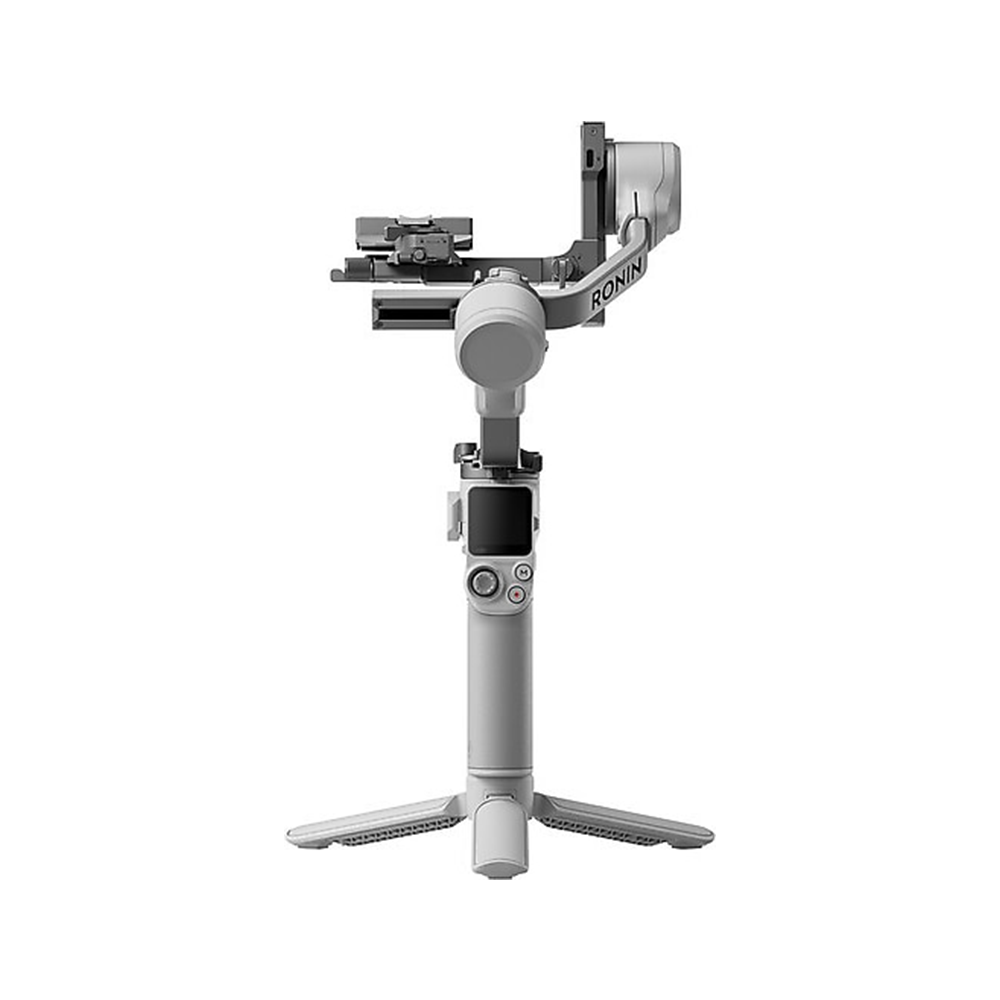 Gri bir Ronin kamera sabitleyici beyaz bir yüzeyde duruyor. Ekranı, düğmeleri ve bir tripod tabanı var. Marka adı görünür.