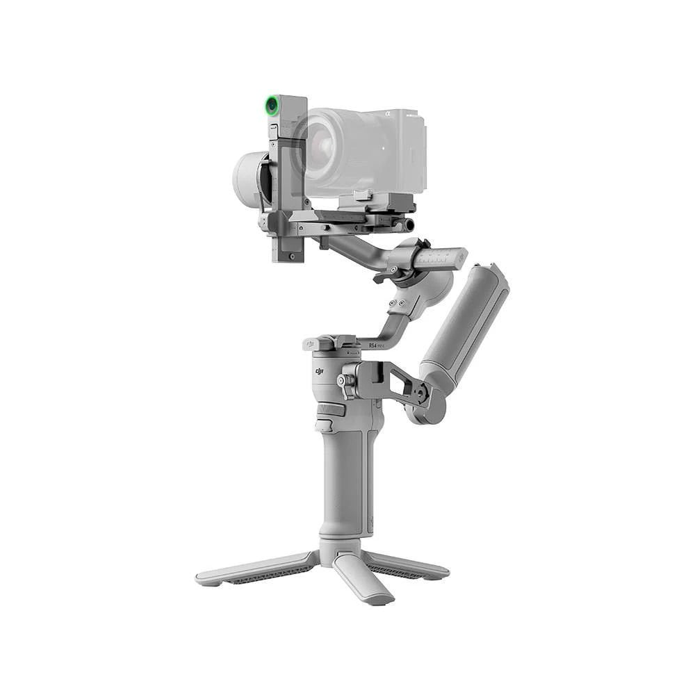 Üzerine monte edilmiş bir kameraya sahip beyaz bir kamera sabitleyici. Bir tripod tabanı ve bir tutamağı vardır. Arka plan beyazdır.
