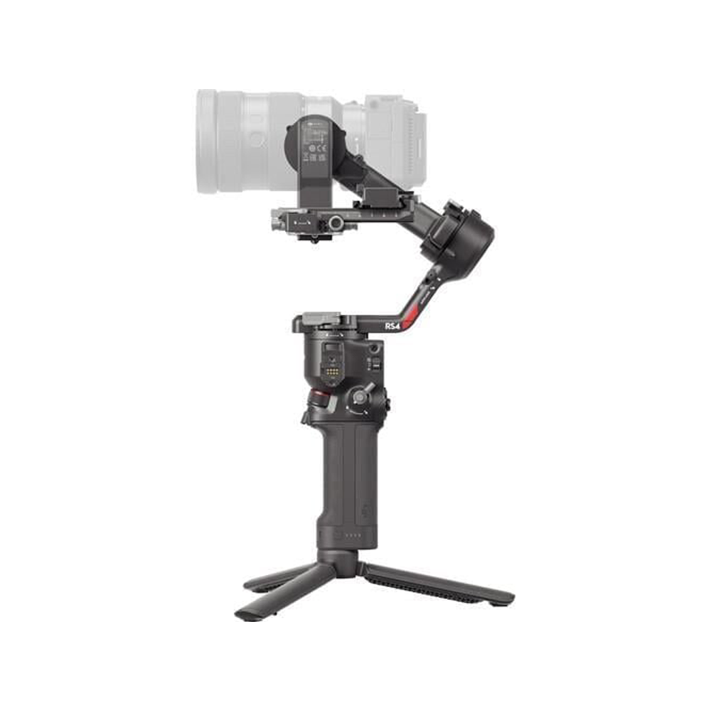 Siyaha yakın bir kamera gimbalı, bir kamera bağlı, bir tripod tarafından destekleniyor. Arka plan beyaz.