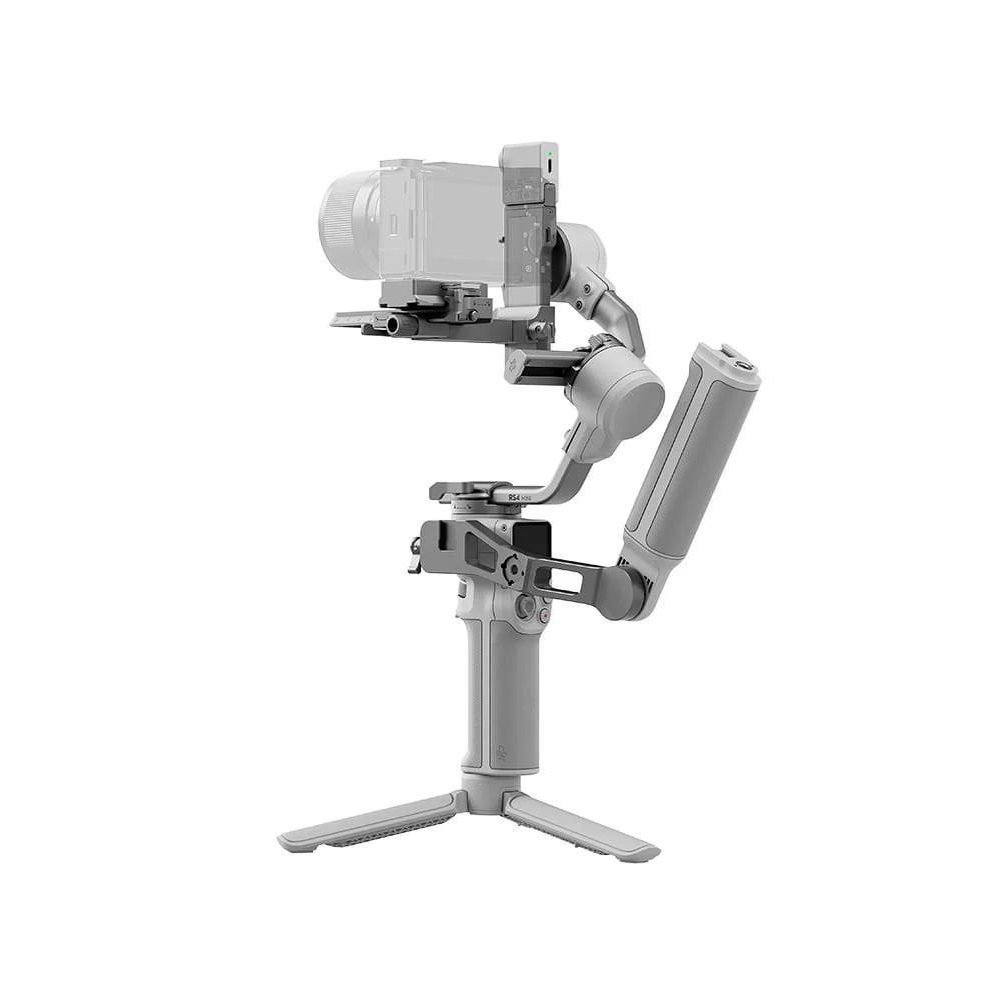 Üzerinde bir kamera bulunan gri bir kamera sabitleyici, bir tripod üzerinde. Sabitleyici dik tutulur ve kamera öne bakar.