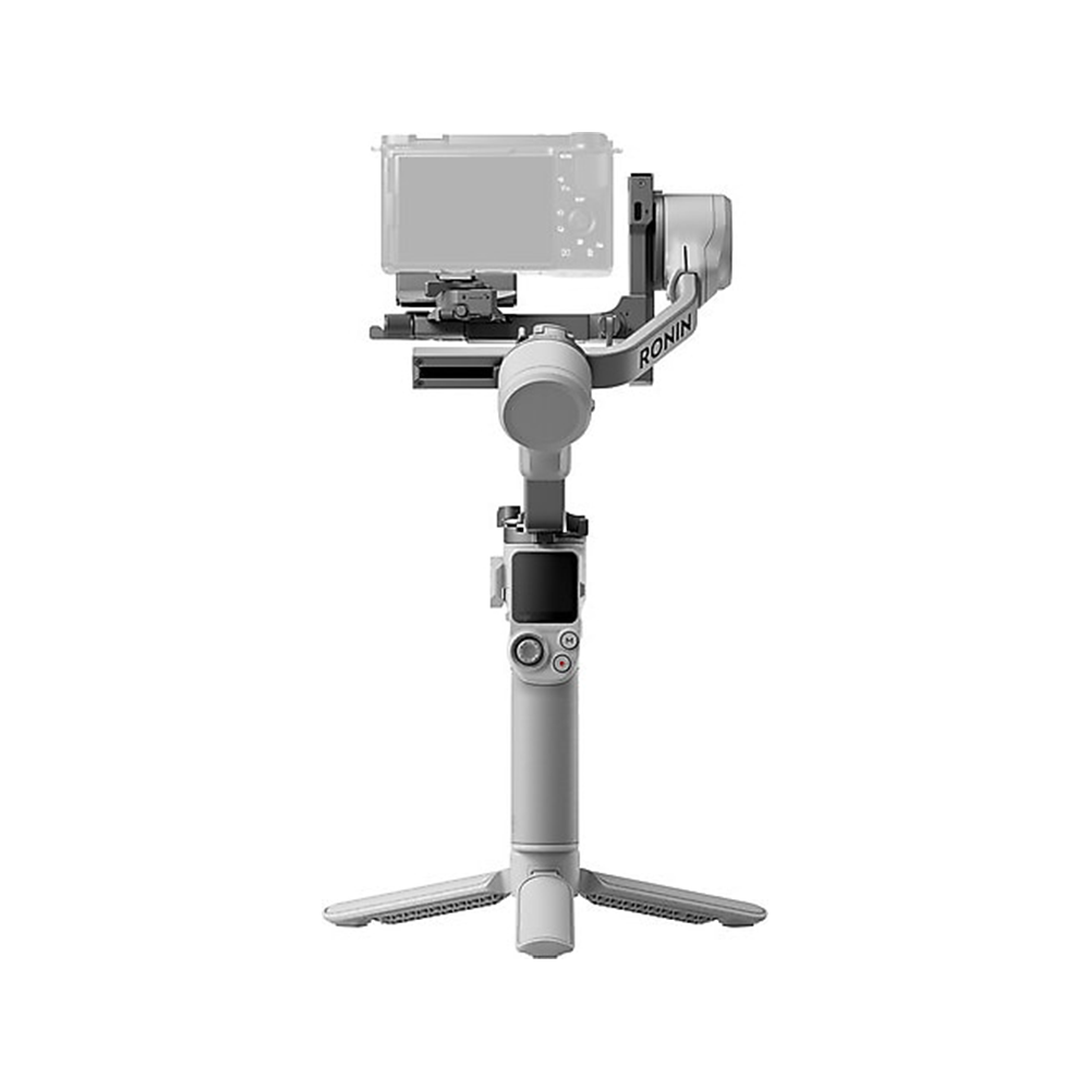Beyaz bir arka plan üzerinde, üstüne monte edilmiş bir kamerası olan gri bir Ronin kamera sabitleyici. Sabitleyicinin bir tripod tabanı vardır.