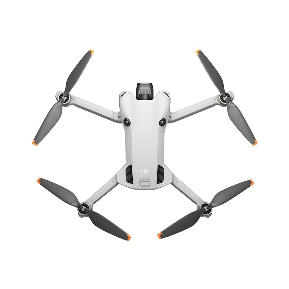 Dört gri pervanesi ve turuncu uçları olan beyaz bir drone, beyaz bir arka plan üzerinde ortalanmıştır. Drone gövdesi açık gridir.