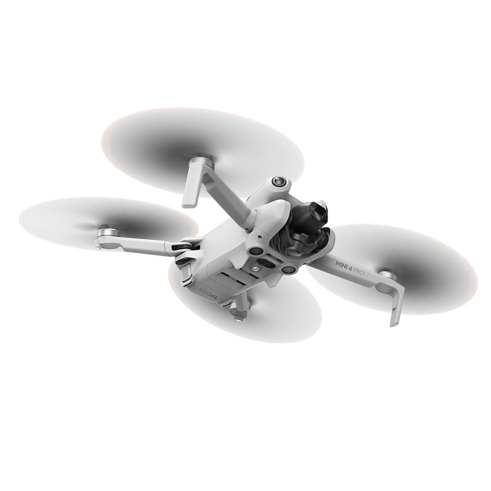 Beyaz bir drone, DJI Mini 4 Pro, dört pervaneli, aşağıdan görülüyor. Beyaz bir arka plan üzerinde, kolda metin.