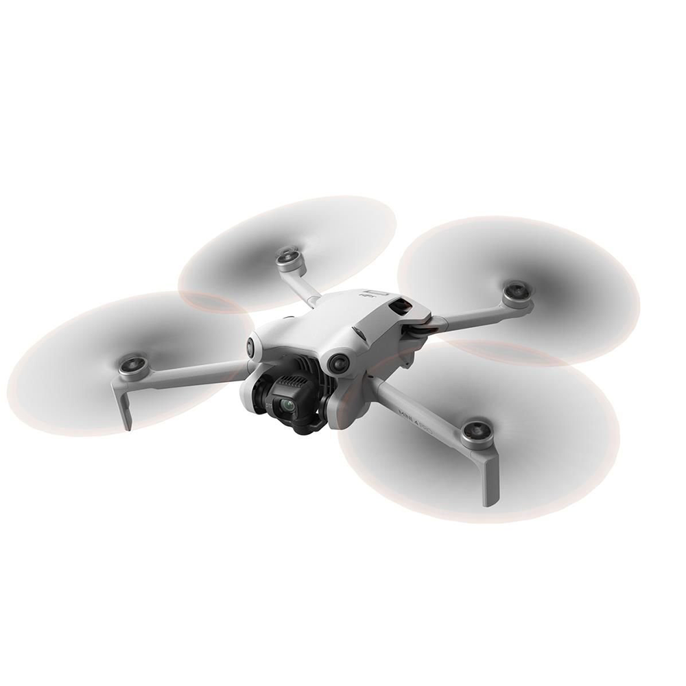 Dört pervaneli beyaz bir drone havada. Pervaneler bulanık, hareket belirtiyor. Siyah bir kamera görülüyor.