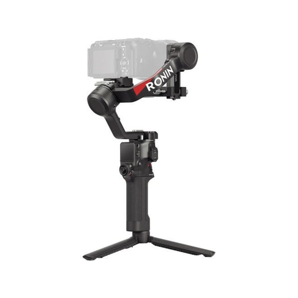 Beyaz bir arka plan üzerinde, bir tripod tabanına yerleştirilmiş, bağlı bir kameraya sahip siyah ve kırmızı bir Ronin kamera sabitleyici.