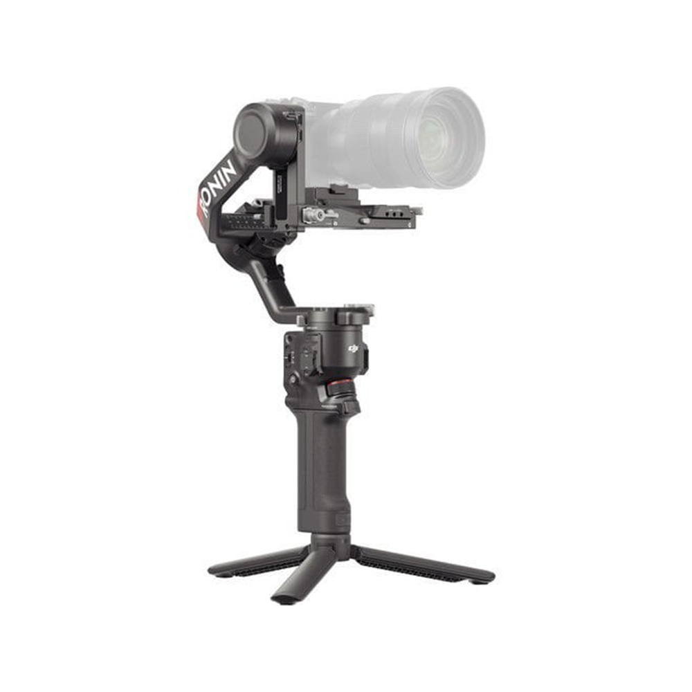 Üzerine monte edilmiş bir kamerası olan siyah bir kamera sabitleyici. Bir tutacağı ve beyaz bir arka plan üzerinde bir tripod tabanı var.