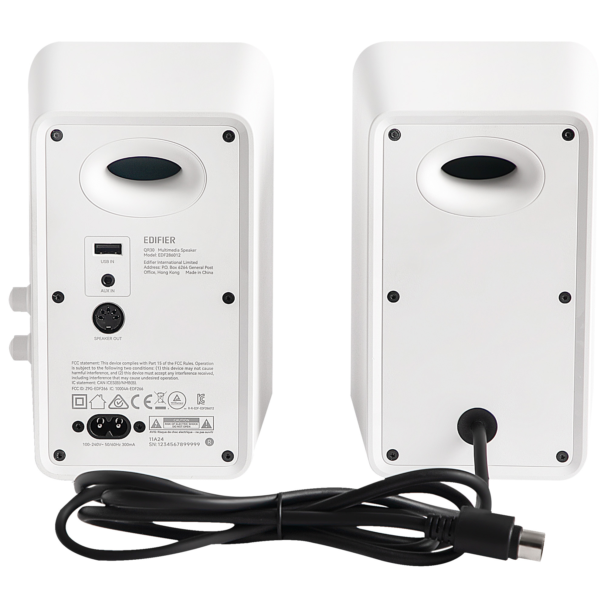 Dwa białe głośniki z czarnymi akcentami i czarnym kablem. Jeden głośnik ma wejścia i tekst. Drugi ma kabel.