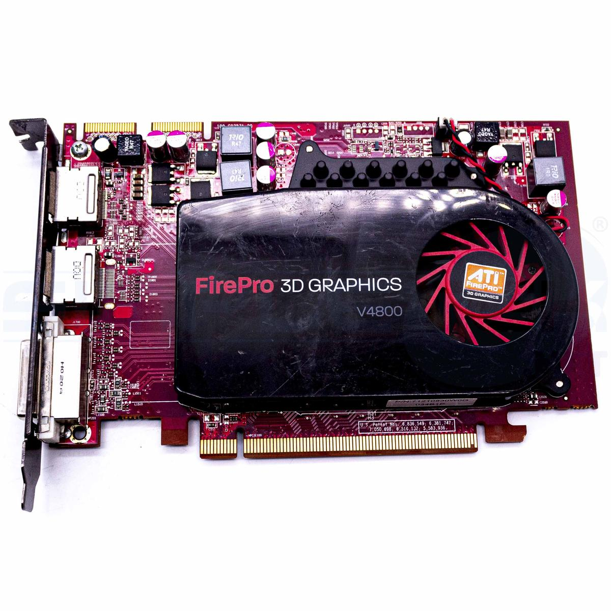 Una scheda grafica FirePro V4800 rossa e nera. Ha una ventola, componenti del circuito e varie porte. Lo sfondo è bianco.