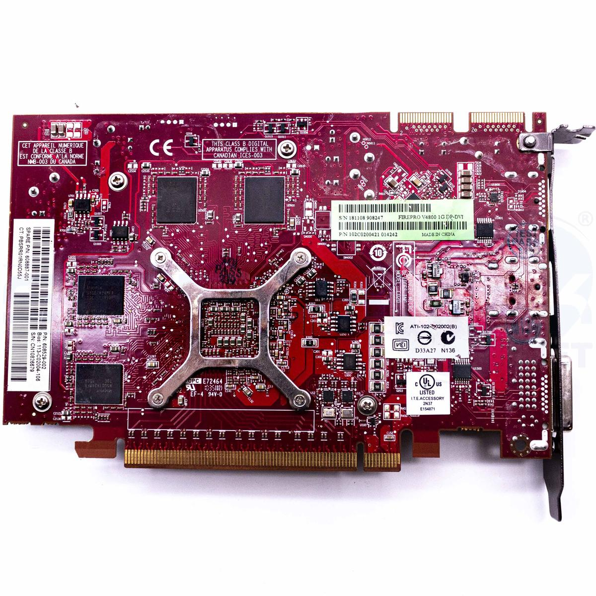 Scheda grafica per computer rossa con chip e staffa in metallo. Connettore in basso, varie etichette e numeri di serie.