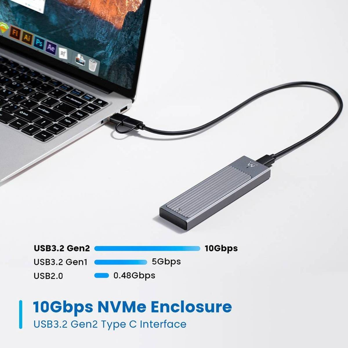 Laptop collegato a un alloggiamento NVMe argentato tramite un cavo nero. Il testo mostra confronti di velocità e dettagli del prodotto per USB3.2 Gen2.