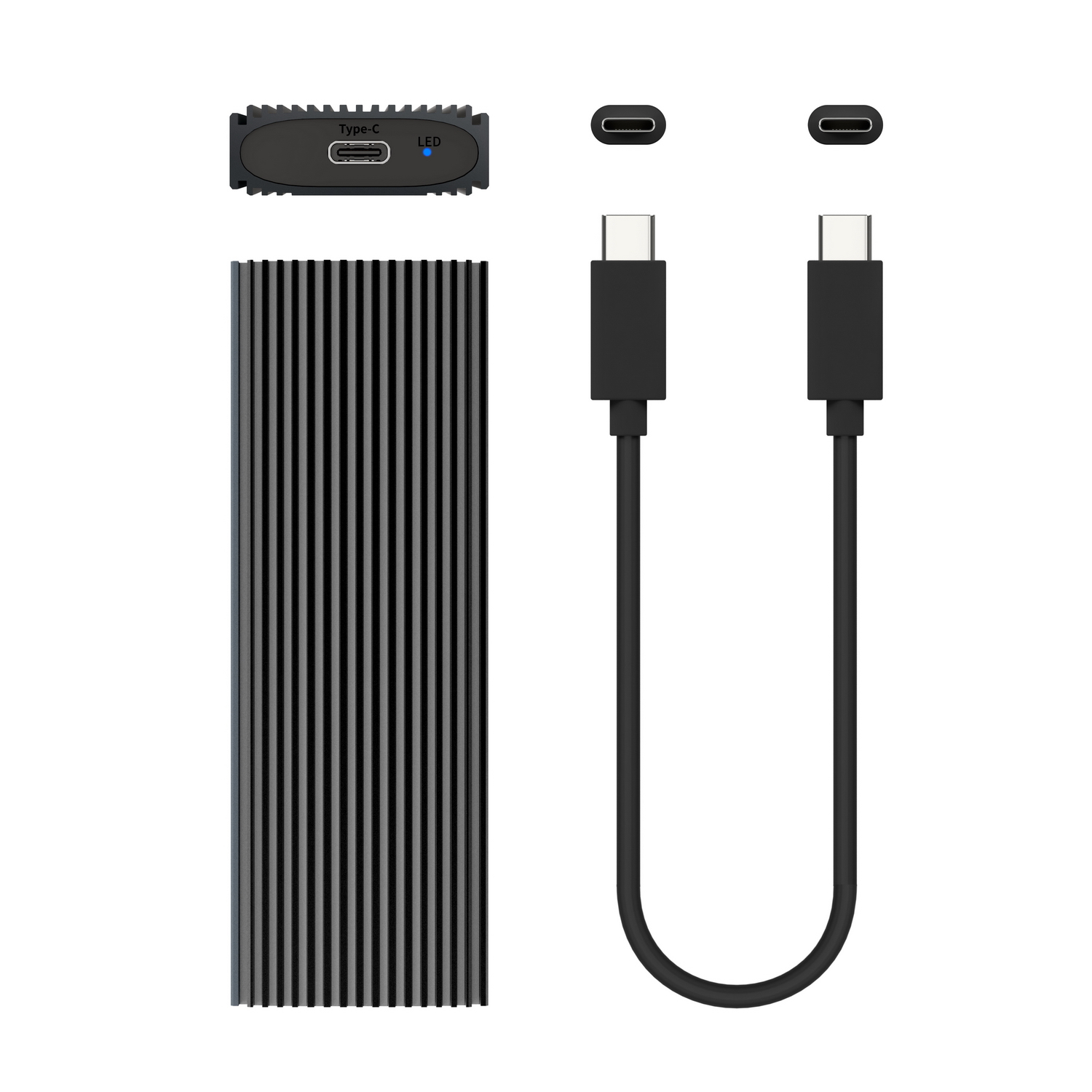 Un disco duro externo negro, dos cables USB-C negros y un puerto USB-C negro en la parte superior. Todo sobre un fondo blanco.