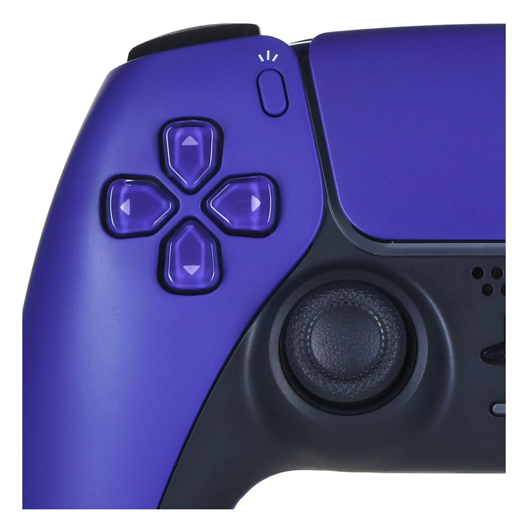 Primo piano di un controller PlayStation 5 viola. Sono visibili i pulsanti direzionali, lo stick analogico e i pulsanti funzione.
