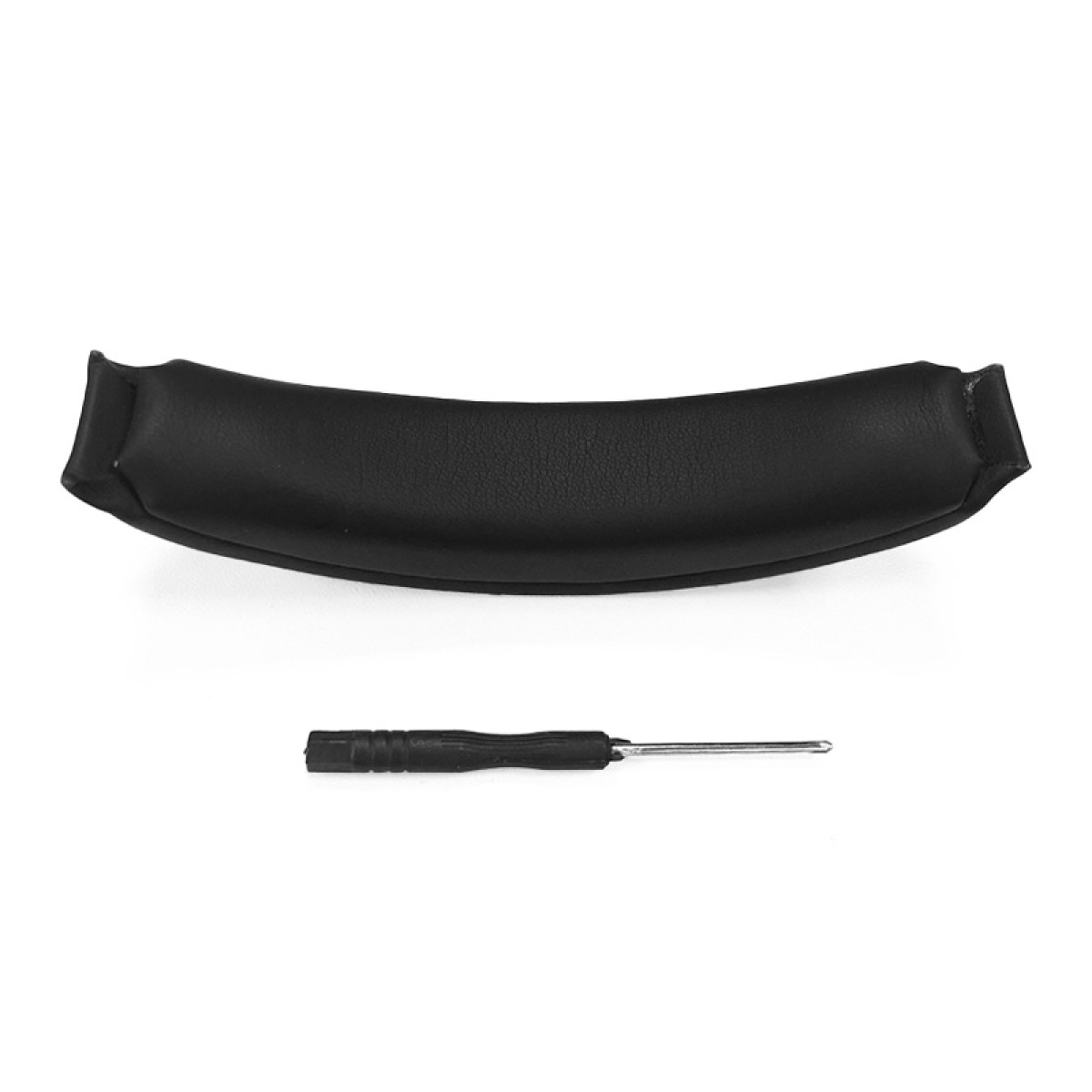 Ein schwarzes Headset-Kissen und ein kleiner Schraubenzieher auf weißem Hintergrund. Das Kissen ist gebogen, der Schraubenzieher ist klein.