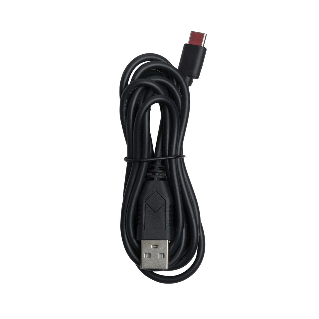 Un cable USB negro con un conector USB-C rojo y un conector USB-A. El cable está enrollado sobre un fondo blanco.