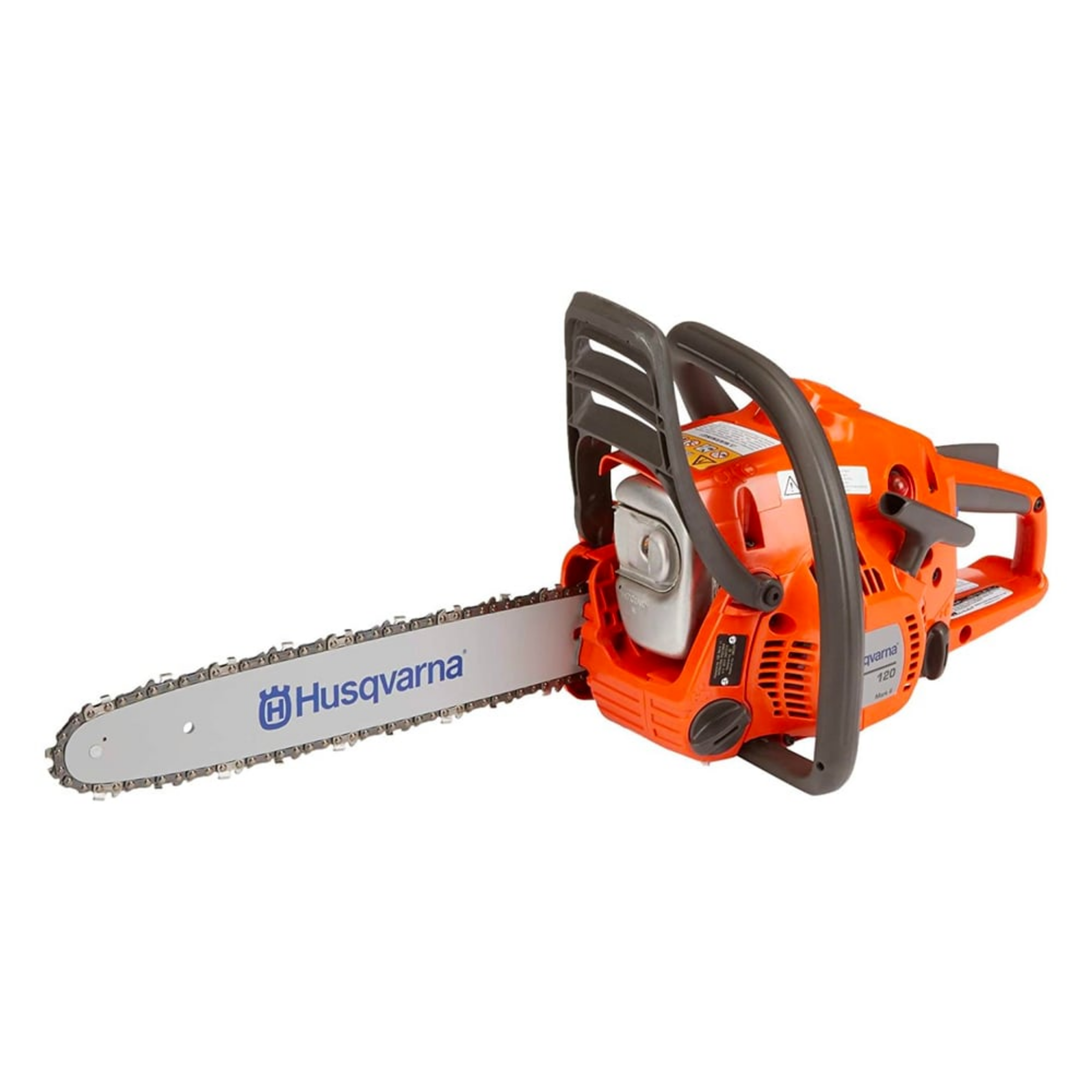 Turuncu bir Husqvarna motorlu testeresi beyaz bir arka plan üzerinde sergileniyor. Zincir, Husqvarna logolu gümüştür. Tutamak siyahtır.