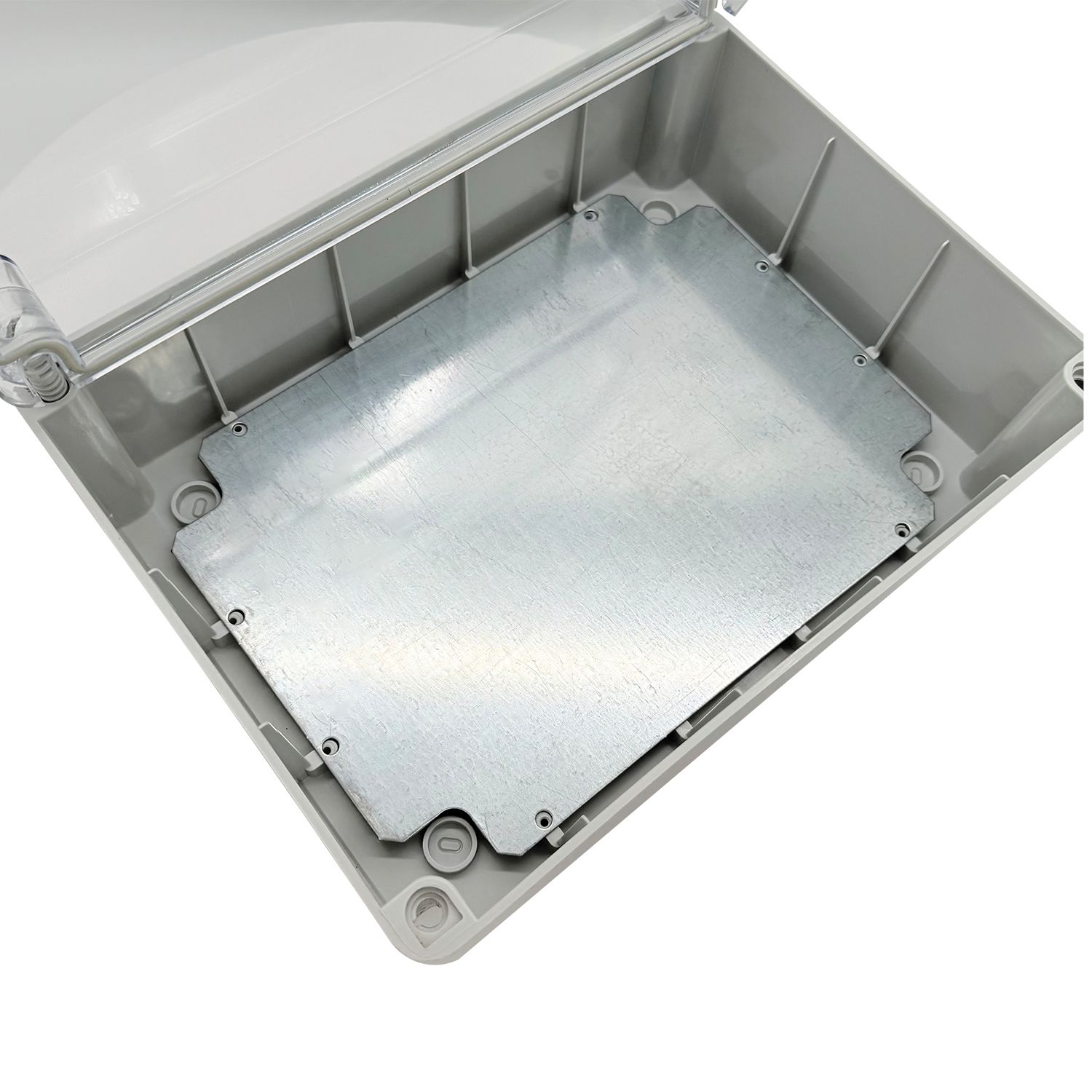 Eine offene graue Plastikbox mit einer silbernen Metallplatte im Inneren. Der Deckel ist teilweise geöffnet und zeigt das Innere.