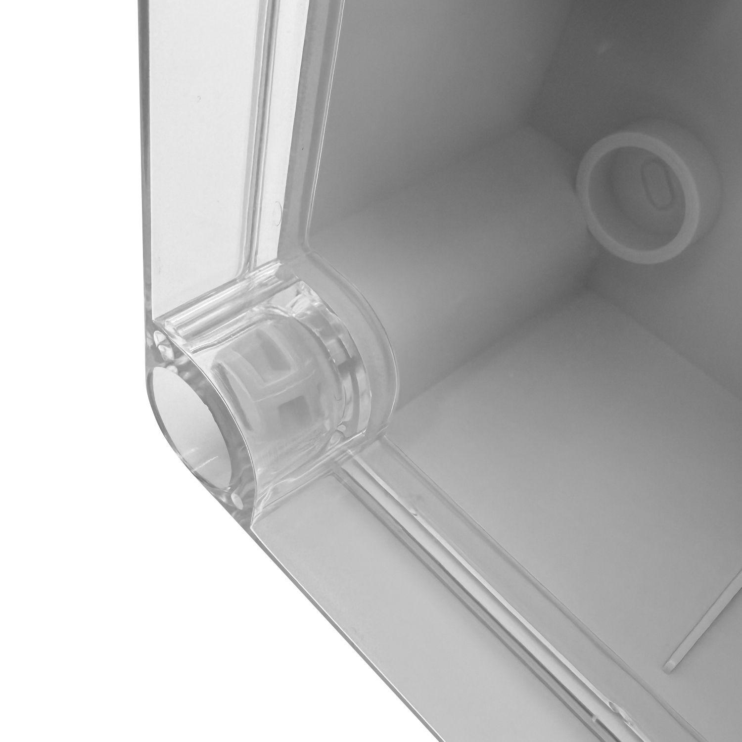 Eine offene, transparente Plastikecke. Der Innenraum ist grau, mit einem abgerundeten, vertieften Merkmal. Die Ecke hat ein Scharnier und eine klare, gewölbte Kante.