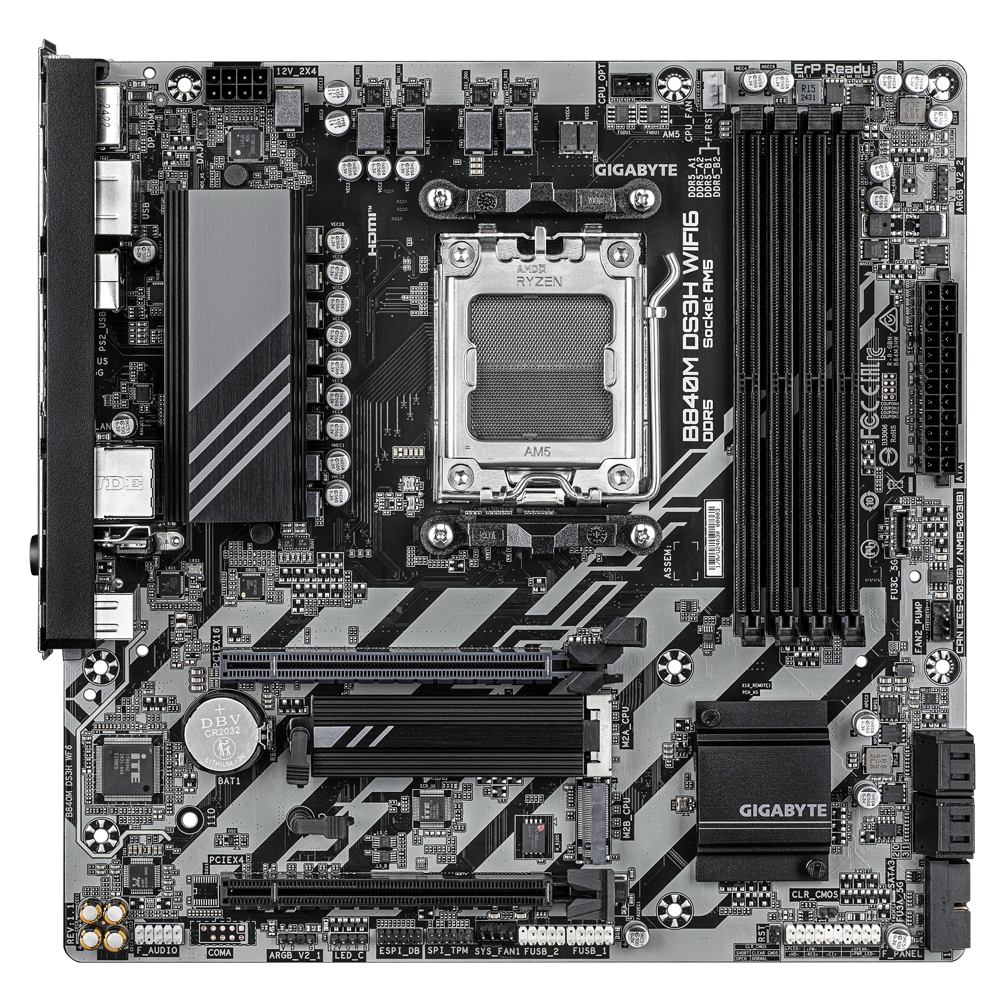 Une carte mère d'ordinateur de Gigabyte. Elle comporte des composants noirs et gris, avec des fentes, des ports et le socket CPU visibles.